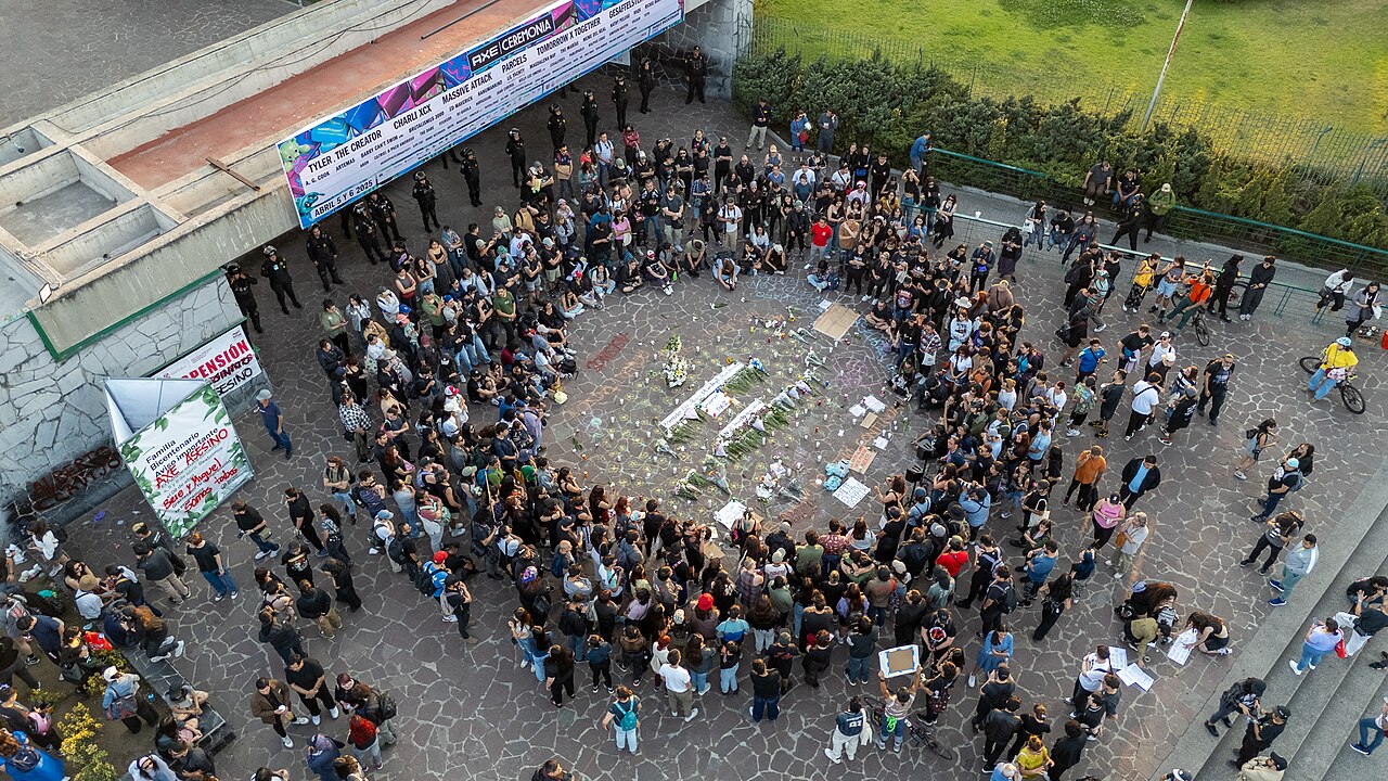 Vista aérea horizontal de periodistas reunidos en una protesta por la libertad de prensa en México