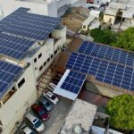 CFE alista 12.5 mil mdd sin revelar proyectos eléctricos Vista aérea de paneles solares instalados en Monterrey, Nuevo León