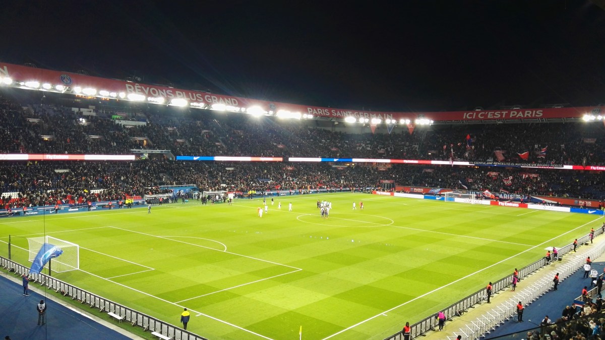 Vista horizontal del Parque de los Príncipes durante un partido del PSG
