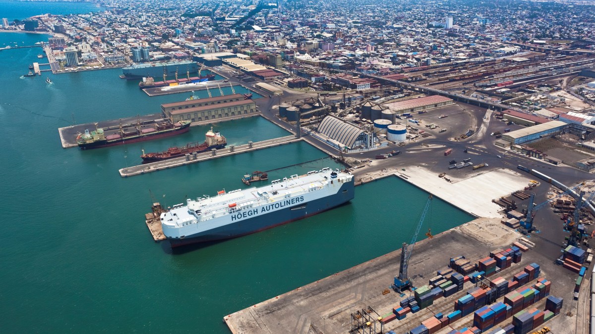 Vista aérea del Puerto de Veracruz con terminales de carga y zona urbana