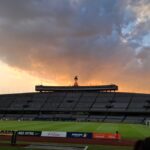 Cancha y tribunas del Estadio Olímpico Universitario al atardecer