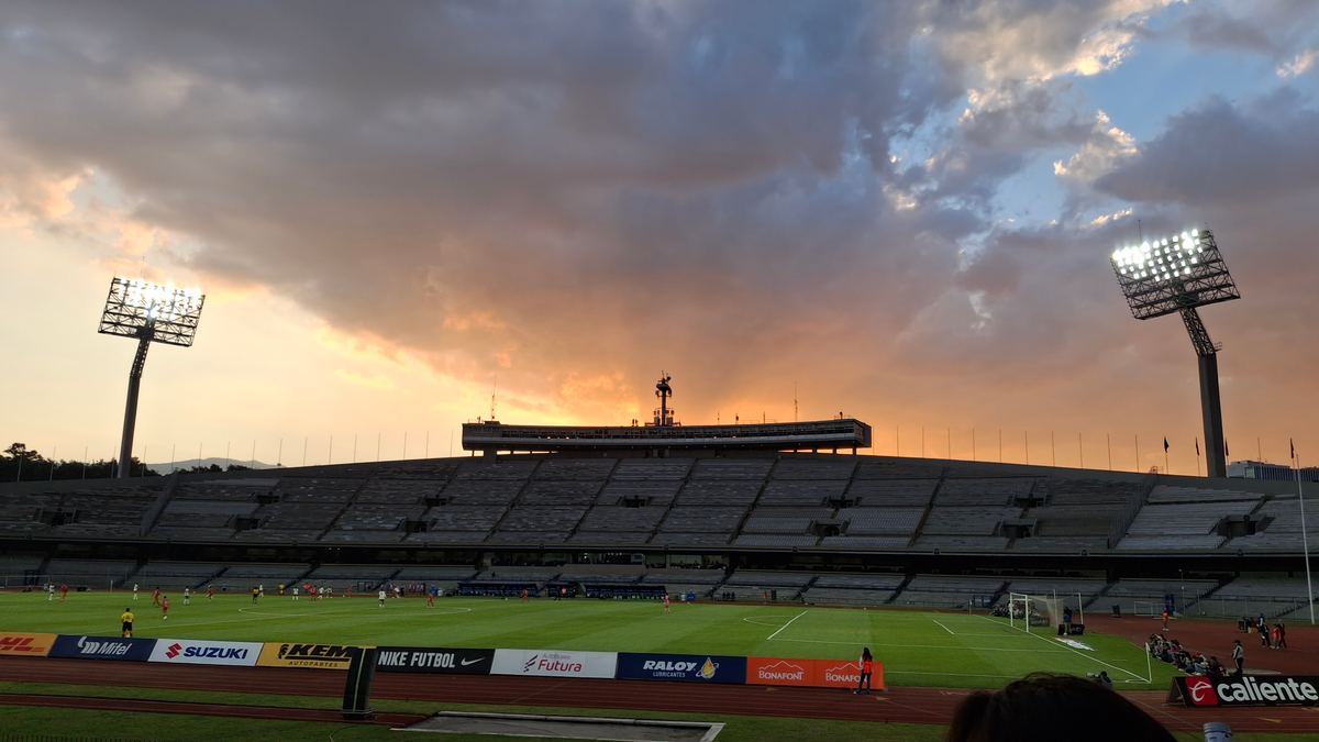 Cancha y tribunas del Estadio Olímpico Universitario al atardecer