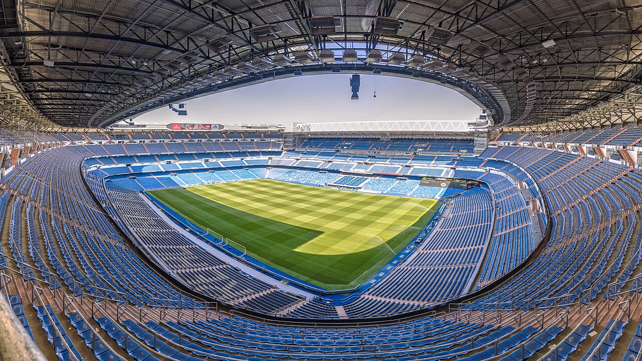 Vista panorámica horizontal del estadio Santiago Bernabéu, sede del triunfo del Real Madrid ante Leipzig