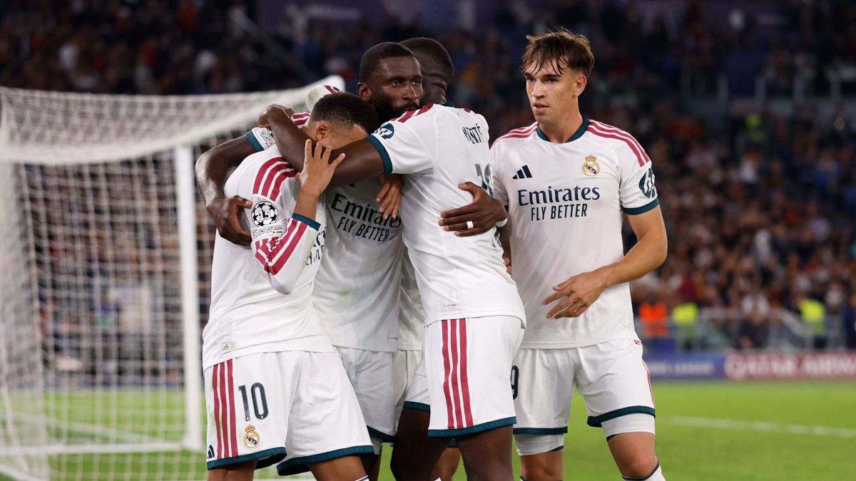 Jugadores del Real Madrid celebran la remontada 4-3 ante Roma