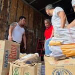 Trabajadores cargan paquetes de papel recuperado para reciclaje en Tamaulipas
