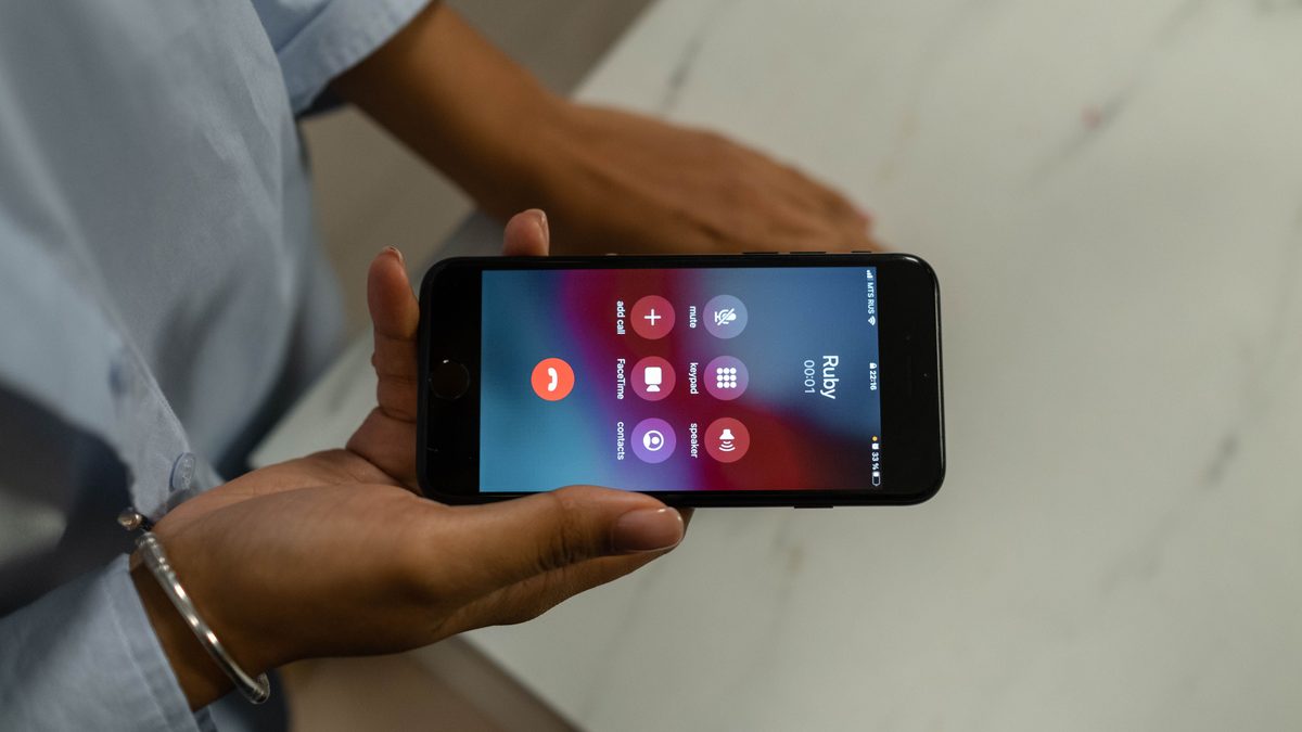 Teléfono móvil durante una llamada, imagen ilustrativa de una red de extorsión con inteligencia artificial