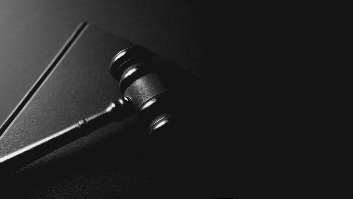 Mazo judicial sobre un libro como símbolo de la reforma al Poder Judicial