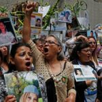 Familias cuestionan revisión del registro de desaparecidos Familiares de personas desaparecidas sostienen fotografías durante un acto público en México