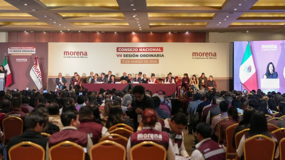 Sesión del Consejo Nacional de Morena con dirigentes y militantes reunidos