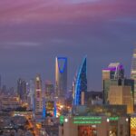 Panorámica nocturna de Riad, Arabia Saudita, sede de eventos deportivos internacionales
