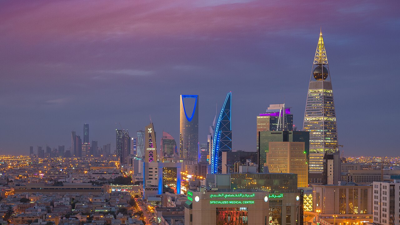 Panorámica nocturna de Riad, Arabia Saudita, sede de eventos deportivos internacionales