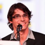 RJ Mitte sonríe durante un panel de Comic-Con en San Diego