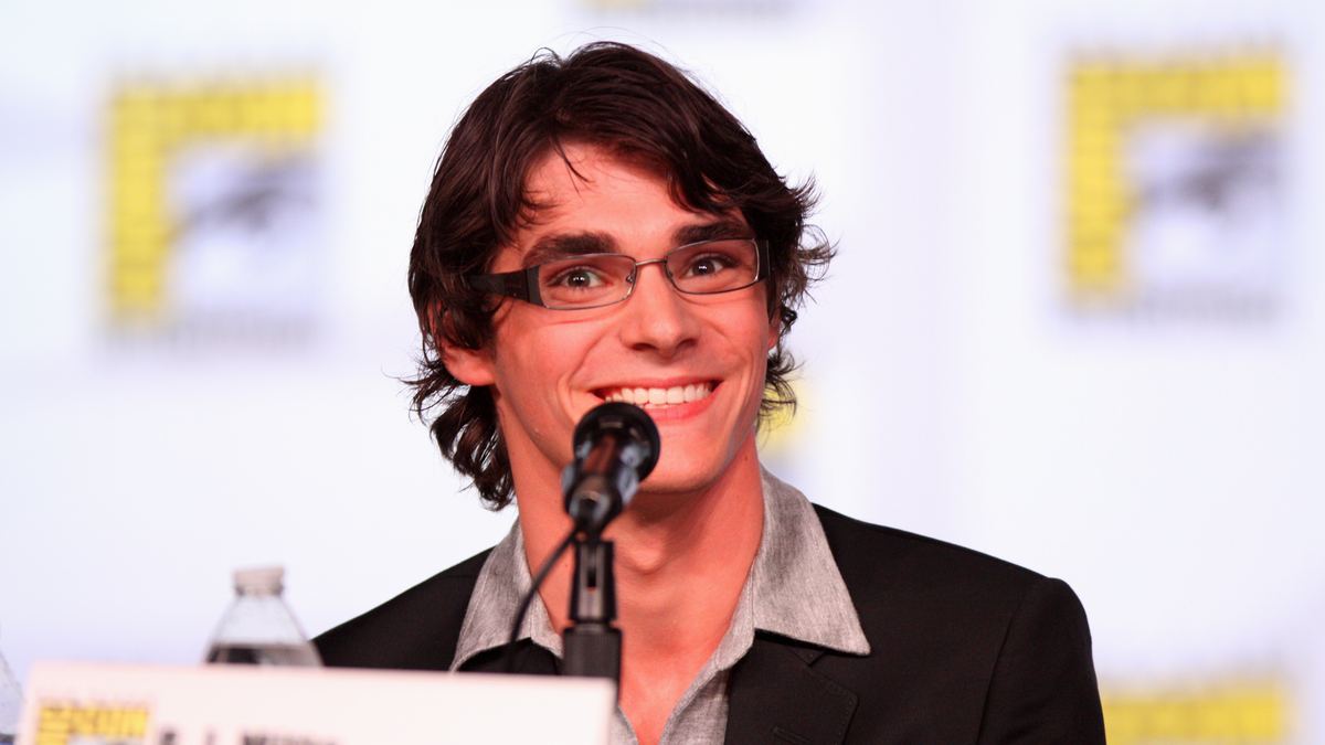 RJ Mitte sonríe durante un panel de Comic-Con en San Diego