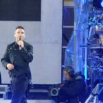 Robbie Williams canta en un escenario durante un concierto