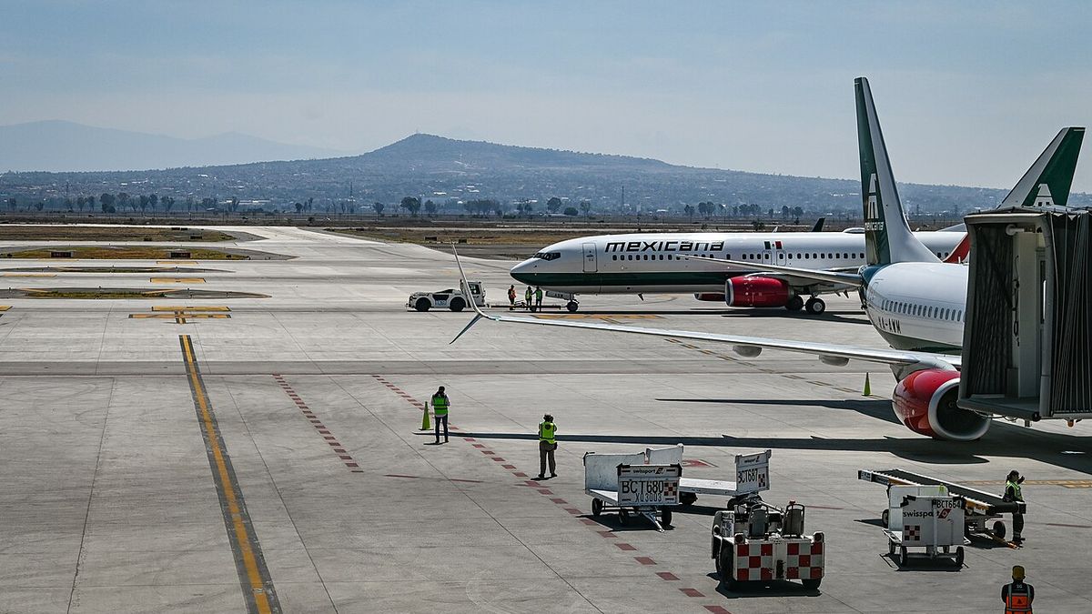Aeronaves mexicanas estacionadas en el Aeropuerto Internacional Felipe Ángeles