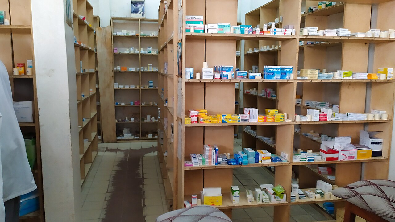 Estantes de farmacia con medicamentos e insumos organizados