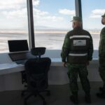 Dos militares observan las pistas desde la torre de control del AIFA