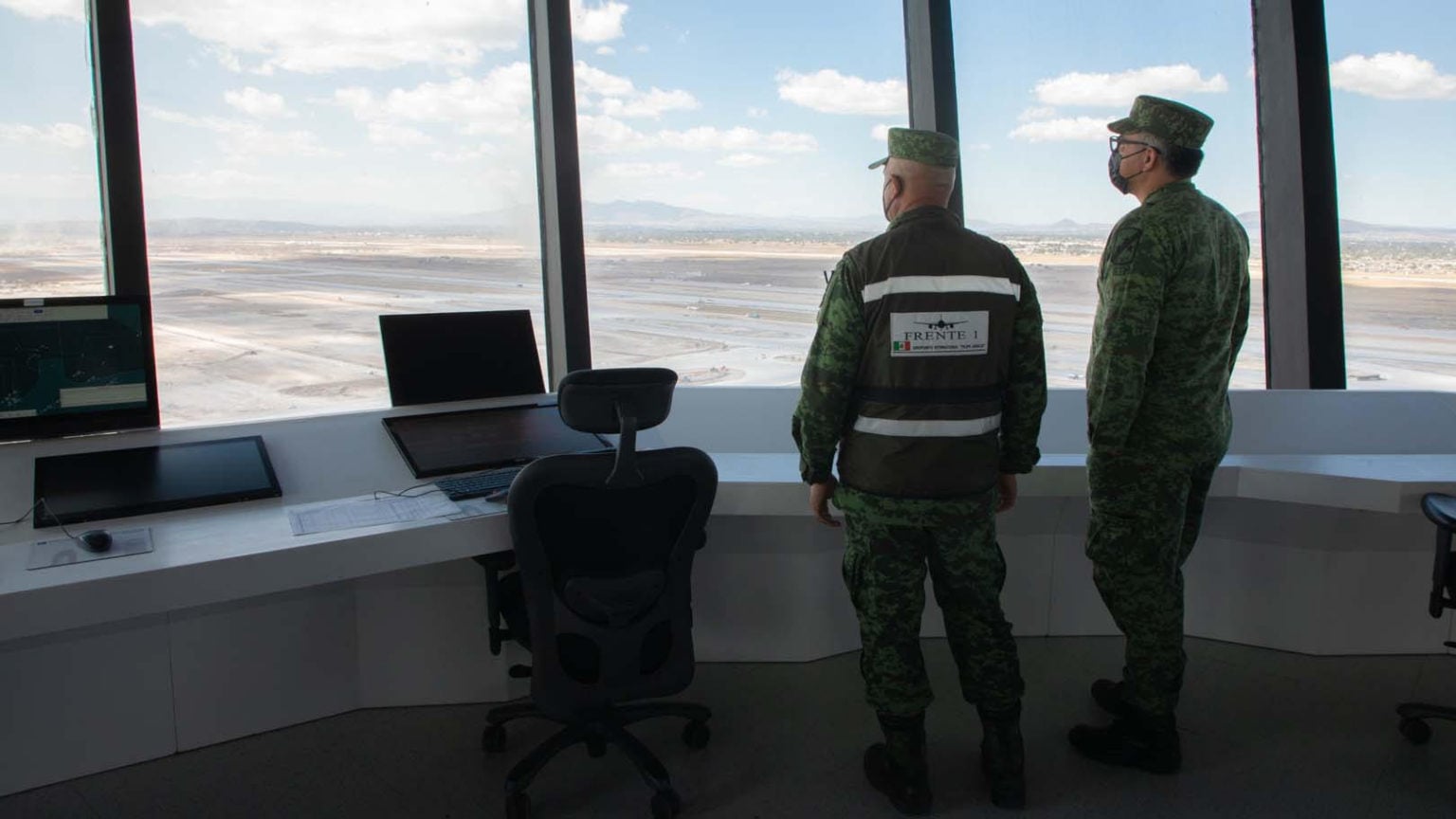 Dos militares observan las pistas desde la torre de control del AIFA
