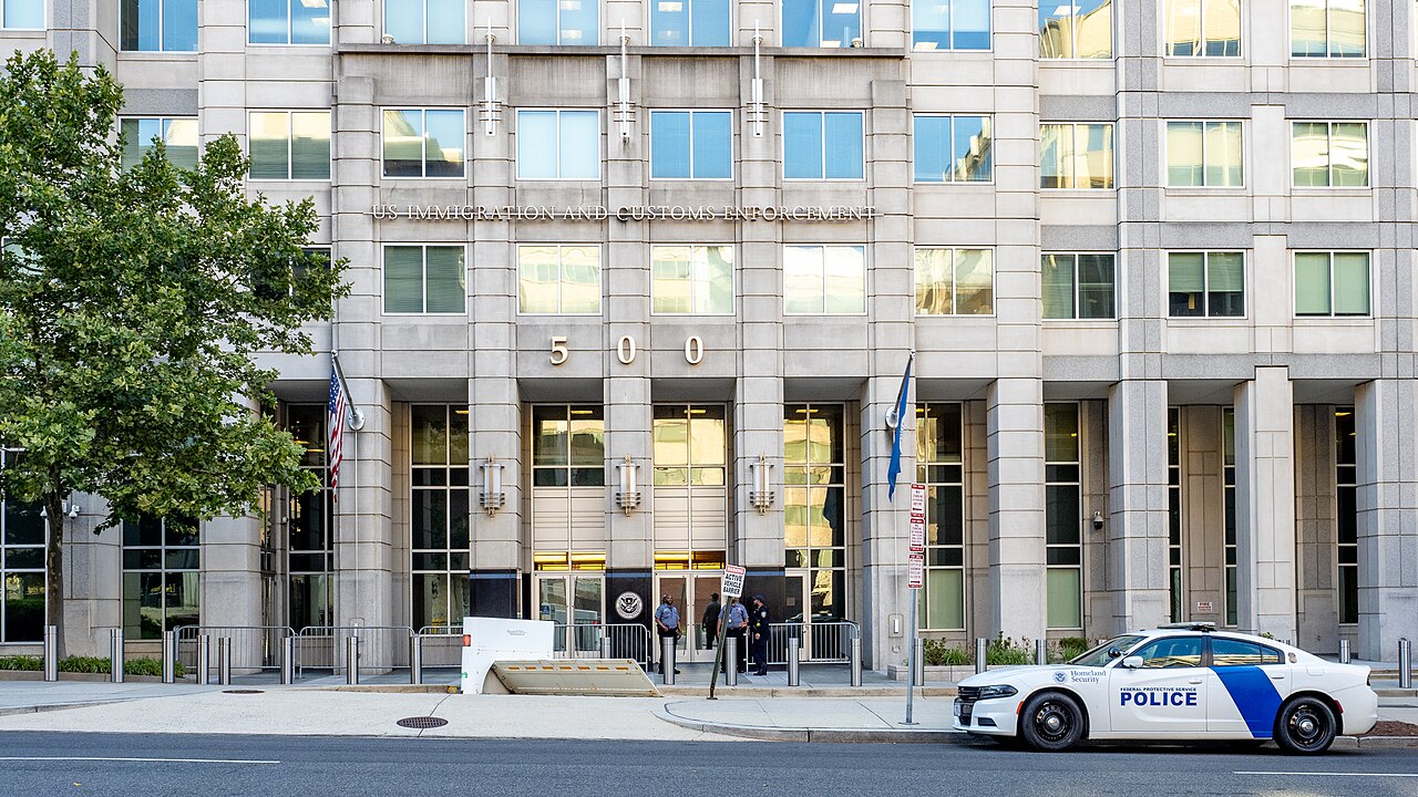 Fachada de la sede del Servicio de Inmigración y Control de Aduanas de Estados Unidos