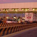 Camión y automóviles en la caseta San Marcos de la autopista México-Puebla, fotografía de archivo