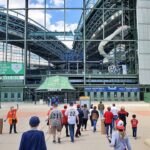 Aficionados frente al American Family Field antes de un juego de los Milwaukee Brewers