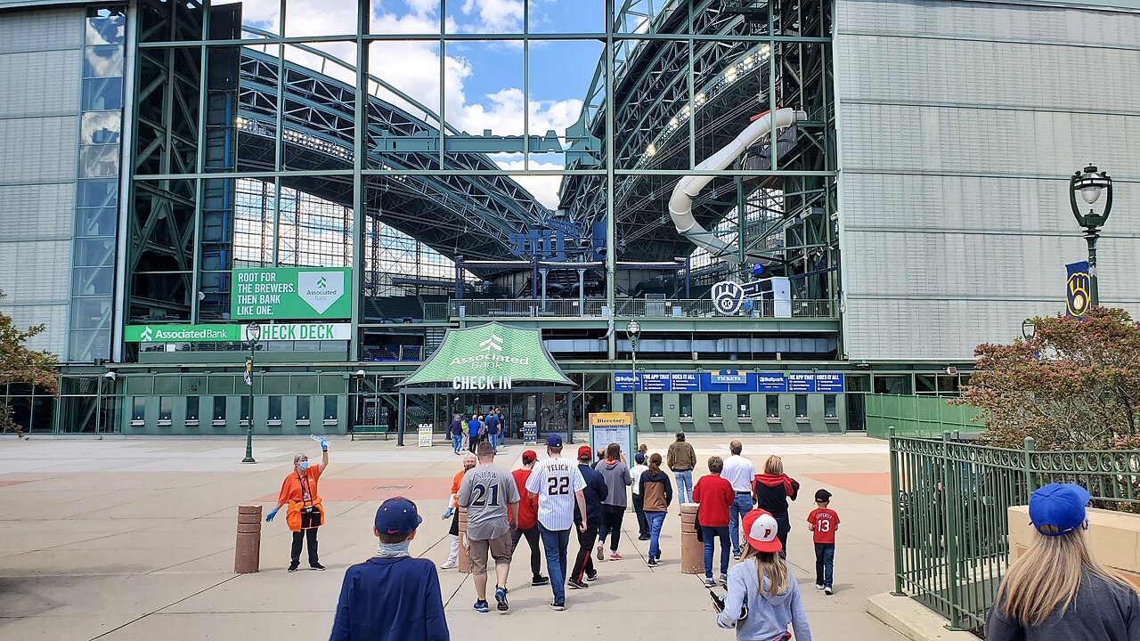 Aficionados frente al American Family Field antes de un juego de los Milwaukee Brewers