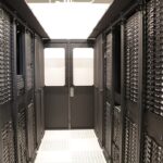 Filas de servidores en un centro de datos, imagen relacionada con las fallas críticas de PHP