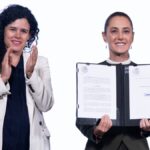 Claudia Sheinbaum muestra el decreto digital junto a Luisa María Alcalde