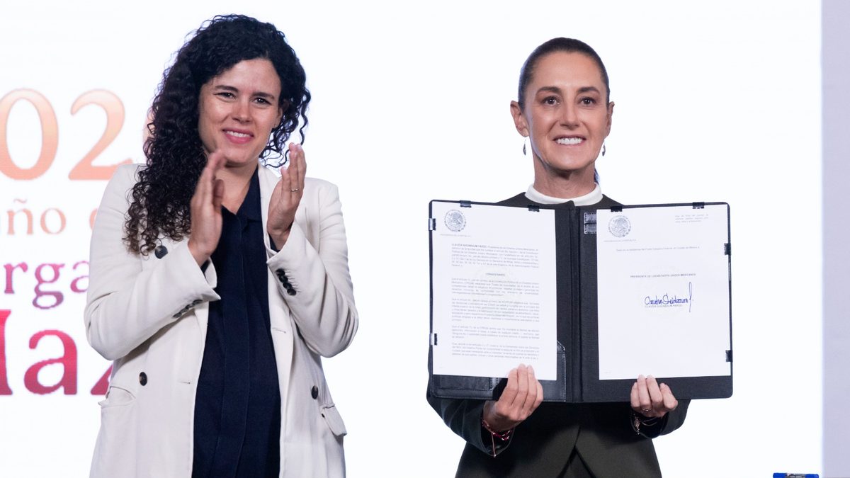 Claudia Sheinbaum muestra el decreto digital junto a Luisa María Alcalde