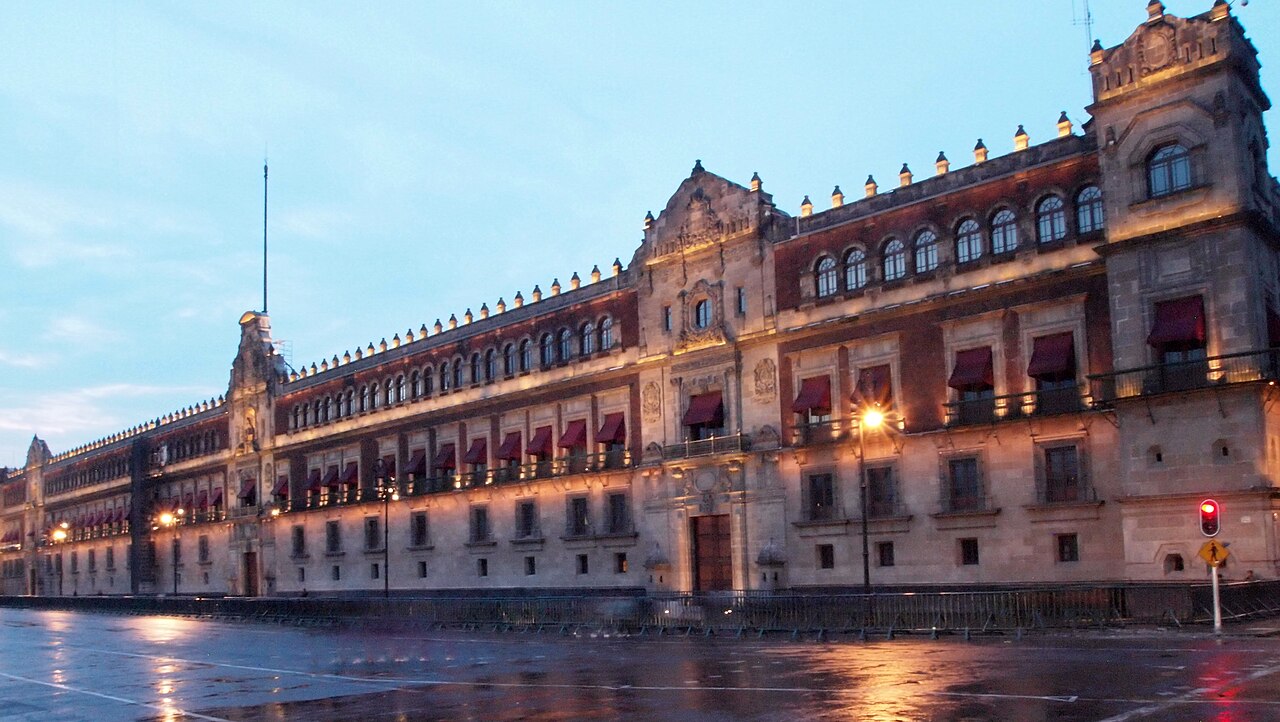 Fachada de Palacio Nacional iluminada tras la lluvia en septiembre de 2012