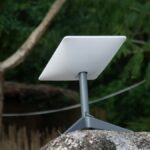 Starlink en Venezuela: autorización deja fechas pendientes Terminal Starlink instalada al aire libre para recibir internet satelital