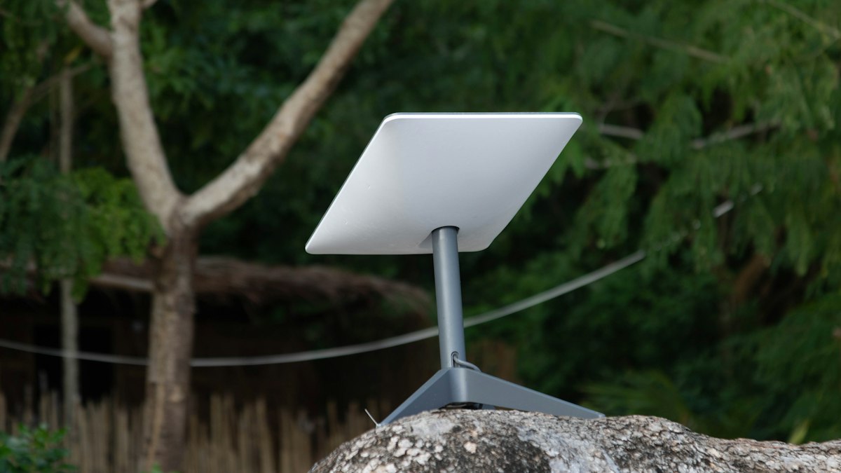 Terminal Starlink instalada al aire libre para recibir internet satelital