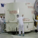 STEREO cumple 20 años de vigilancia de tormentas solares Personal mueve el contenedor de una nave STEREO en Astrotech, Florida, antes del lanzamiento de 2006