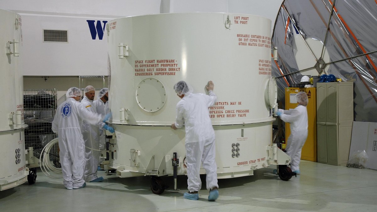 Personal mueve el contenedor de una nave STEREO en Astrotech, Florida, antes del lanzamiento de 2006