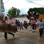 Operación Enjambre detiene a alcalde y 20 más en Chiapas Calle de Suchiapa, Chiapas, con habitantes durante una festividad local