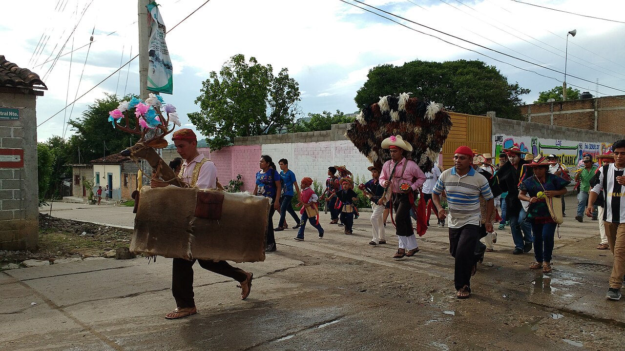 Calle de Suchiapa, Chiapas, con habitantes durante una festividad local