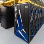 Pasillo central de la supercomputadora Summit con gabinetes de cómputo a ambos lados
