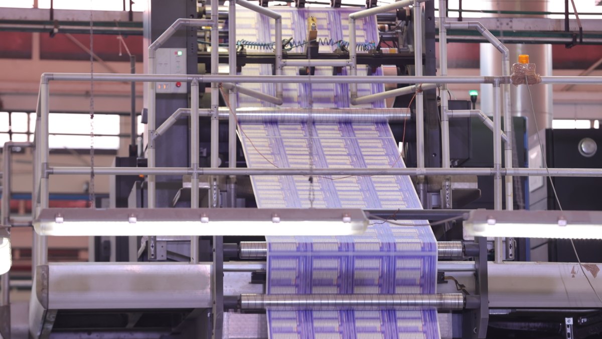 Rotativa de Talleres Gráficos de México imprimiendo boletas para la elección judicial de 2025