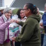 Entrega de un paquete alimentario a una familia de Tamaulipas
