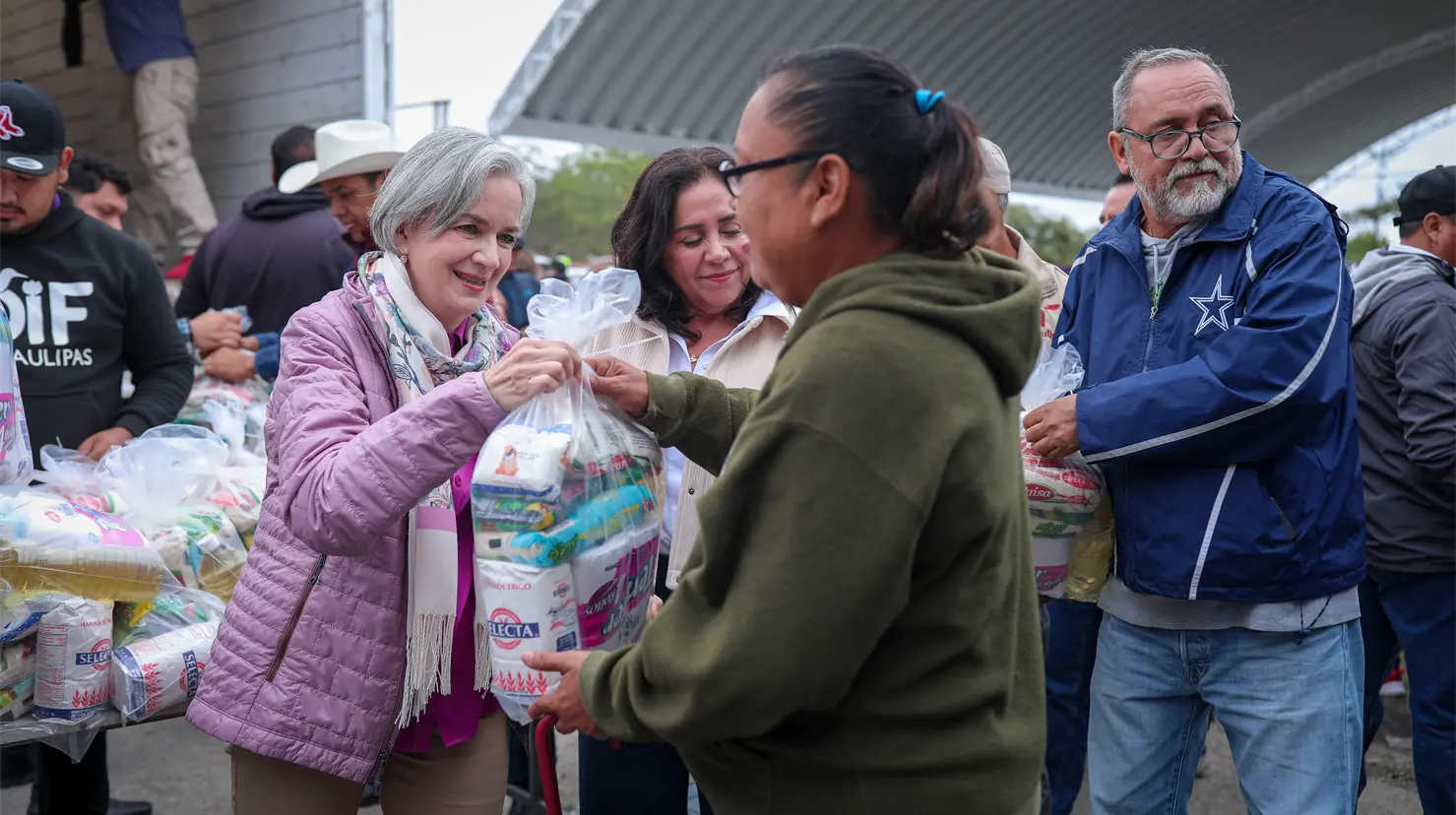 Entrega de un paquete alimentario a una familia de Tamaulipas