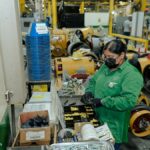 Trabajadora realiza labores en una planta industrial de Tamaulipas