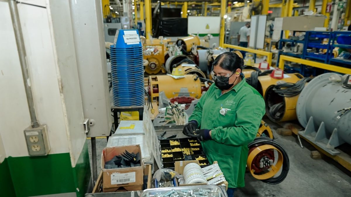 Trabajadora realiza labores en una planta industrial de Tamaulipas