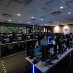 Centro de control de la NASA durante el lanzamiento del telescopio Roman