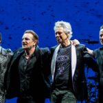 The Edge, Bono, Adam Clayton y Larry Mullen Jr. de U2 saludan juntos en un escenario de Sídney en 2019