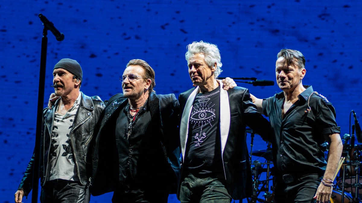 The Edge, Bono, Adam Clayton y Larry Mullen Jr. de U2 saludan juntos en un escenario de Sídney en 2019