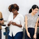 Decreto contra violencia digital carece aún de reglas claras Grupo de jóvenes utiliza teléfonos móviles en un entorno urbano