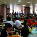 Estudiantes comen en un comedor universitario tras el fallo sobre comida chatarra