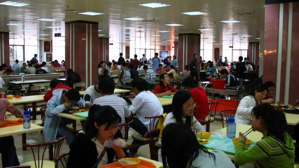 Estudiantes comen en un comedor universitario tras el fallo sobre comida chatarra
