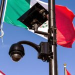 Vigilancia clandestina en Tabasco exhibe fallas oficiales Cámara de vigilancia instalada frente a una bandera de México