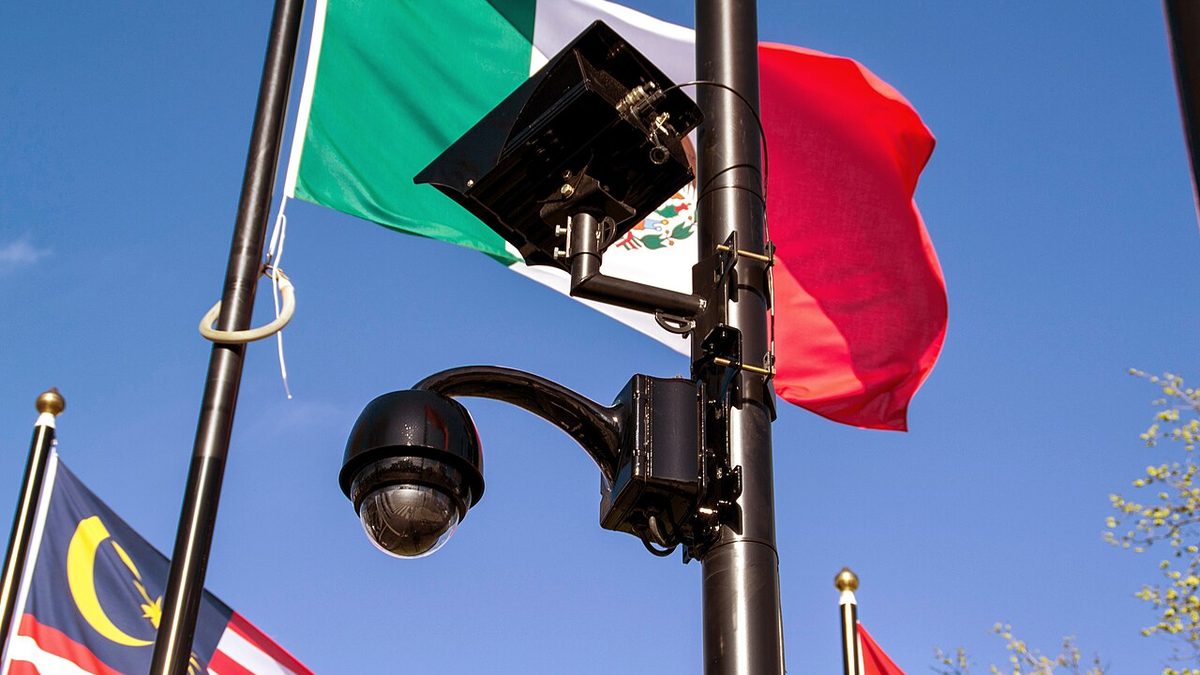 Cámara de vigilancia instalada frente a una bandera de México